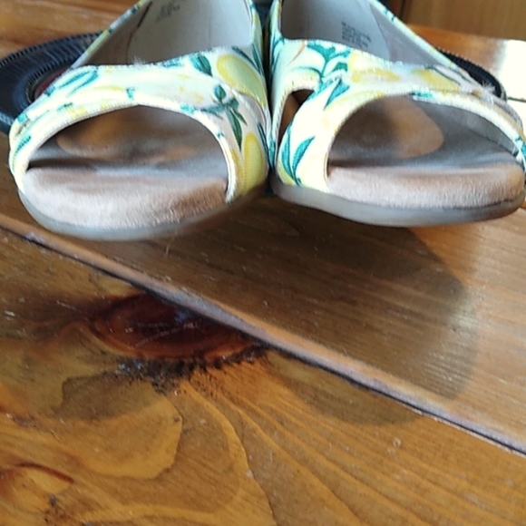 Aerosoles Silver Platter Open Toe Wedge Heel. 8 M. White,Yellow,Green Citrus - Picture 3 of 9